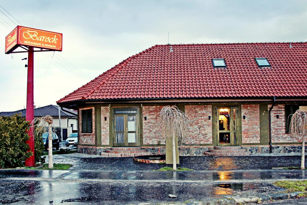 Barock Restaurant & Pension Topoľčany Exteriör bild