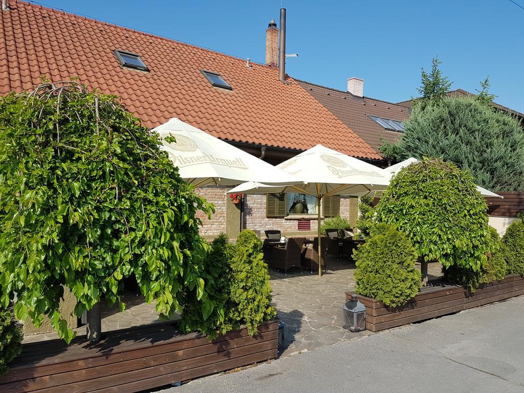 Barock Restaurant & Pension Topoľčany Exteriör bild